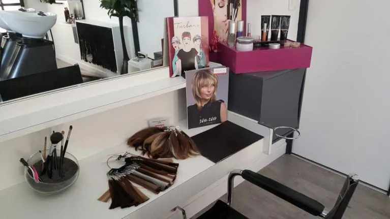 L’espace perruques du salon, à l’écart